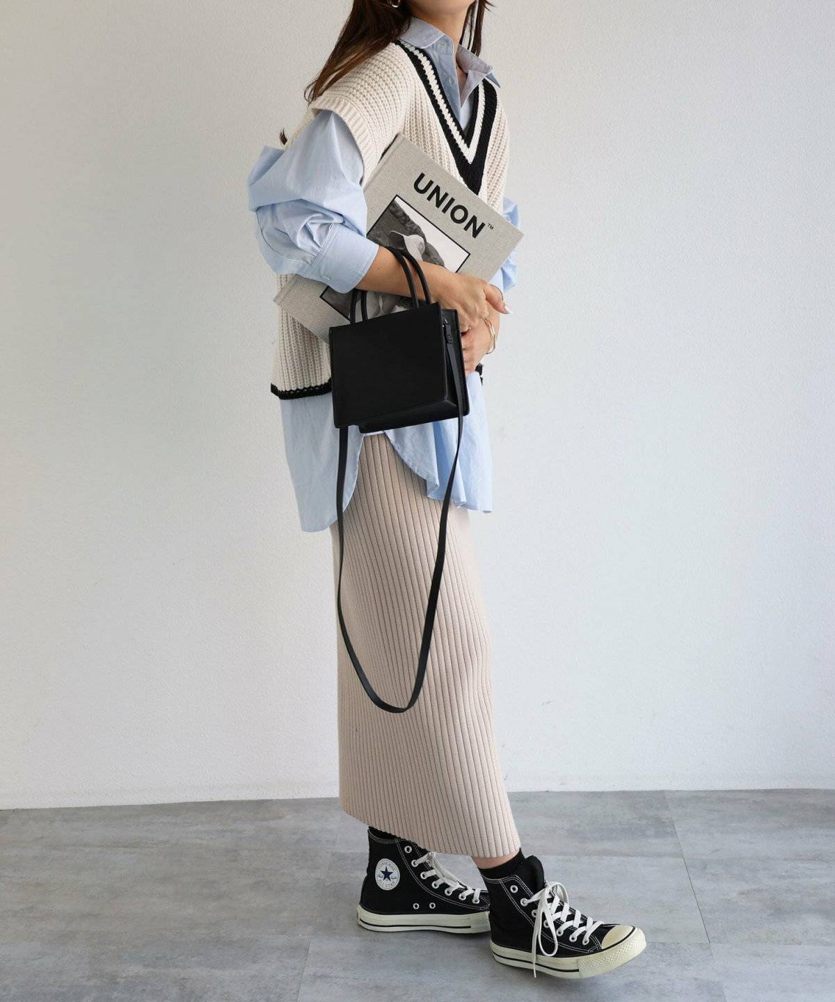 ニットスカートコーデの女性