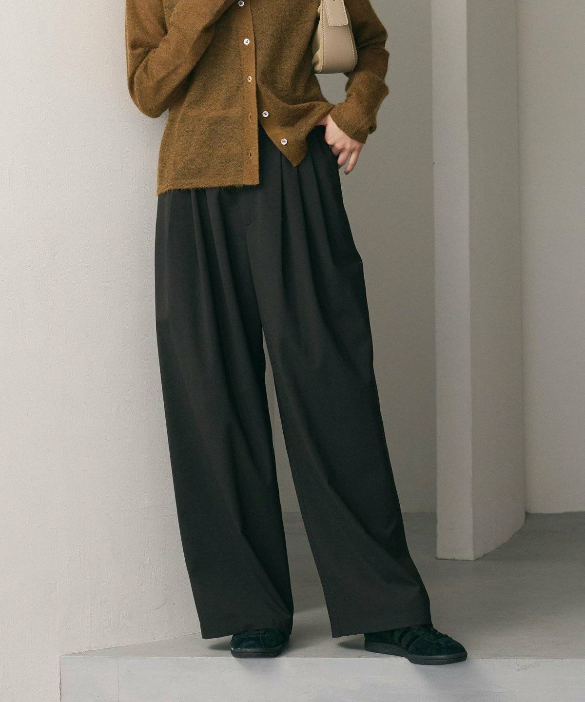 ブラックコーデの女性