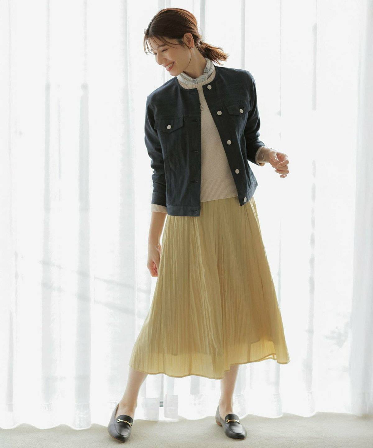 デニムジャケットを着た女性