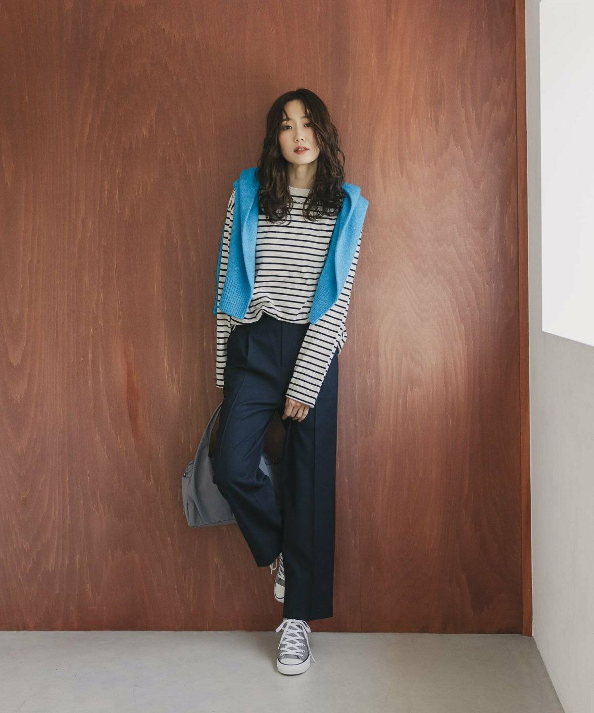 ボーダー柄トップスを着た女性