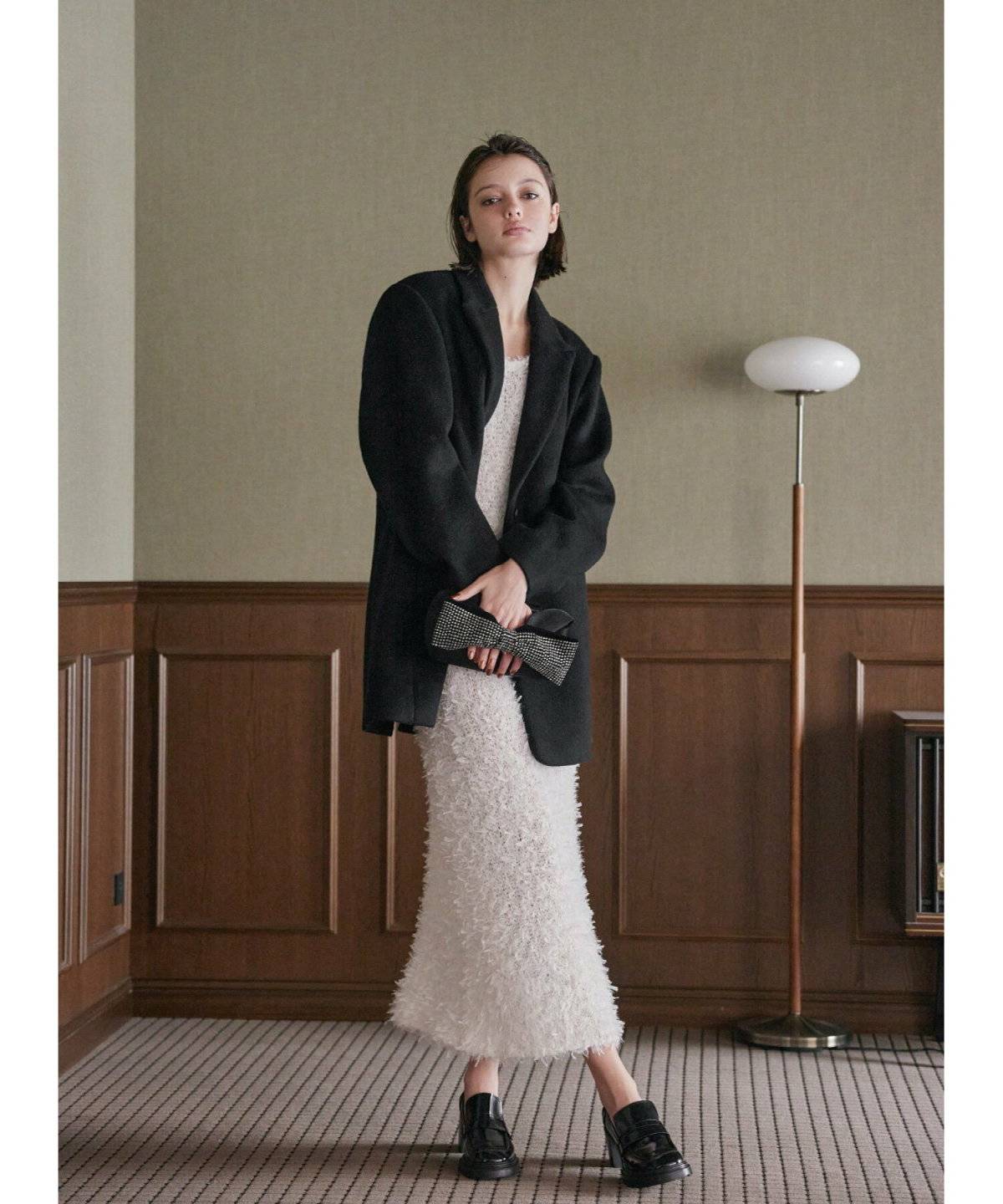 ワンピースに黒コートを羽織った女性