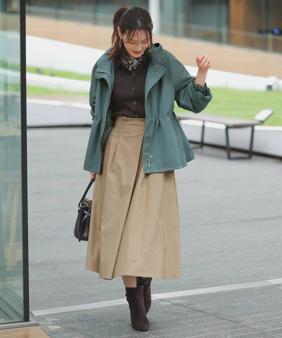 淡色コーデの女性