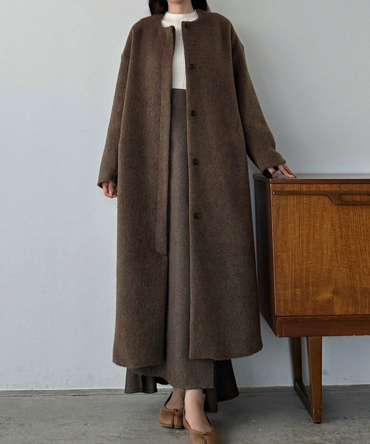 ブラウンコートを羽織った女性