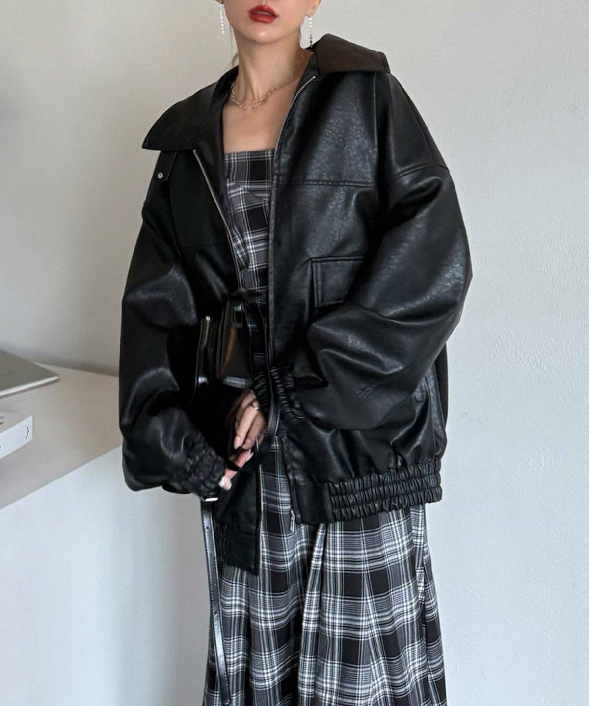 ワンピースコーデの女性