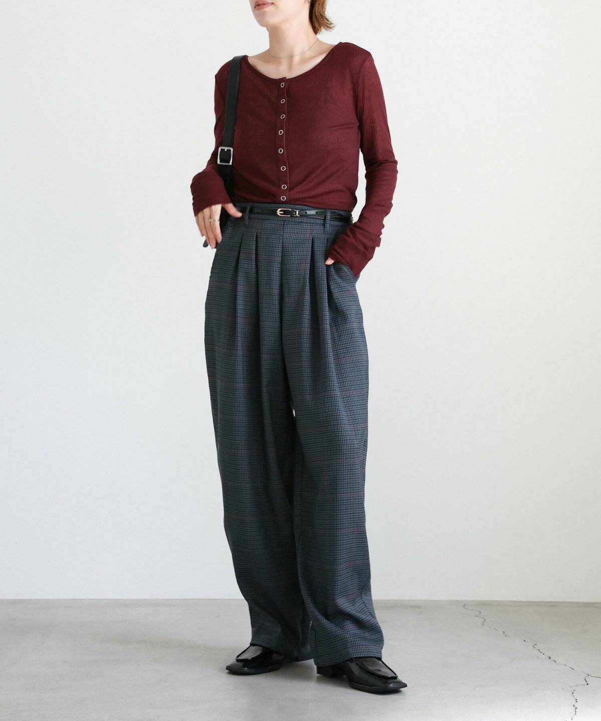 パンツコーデの女性