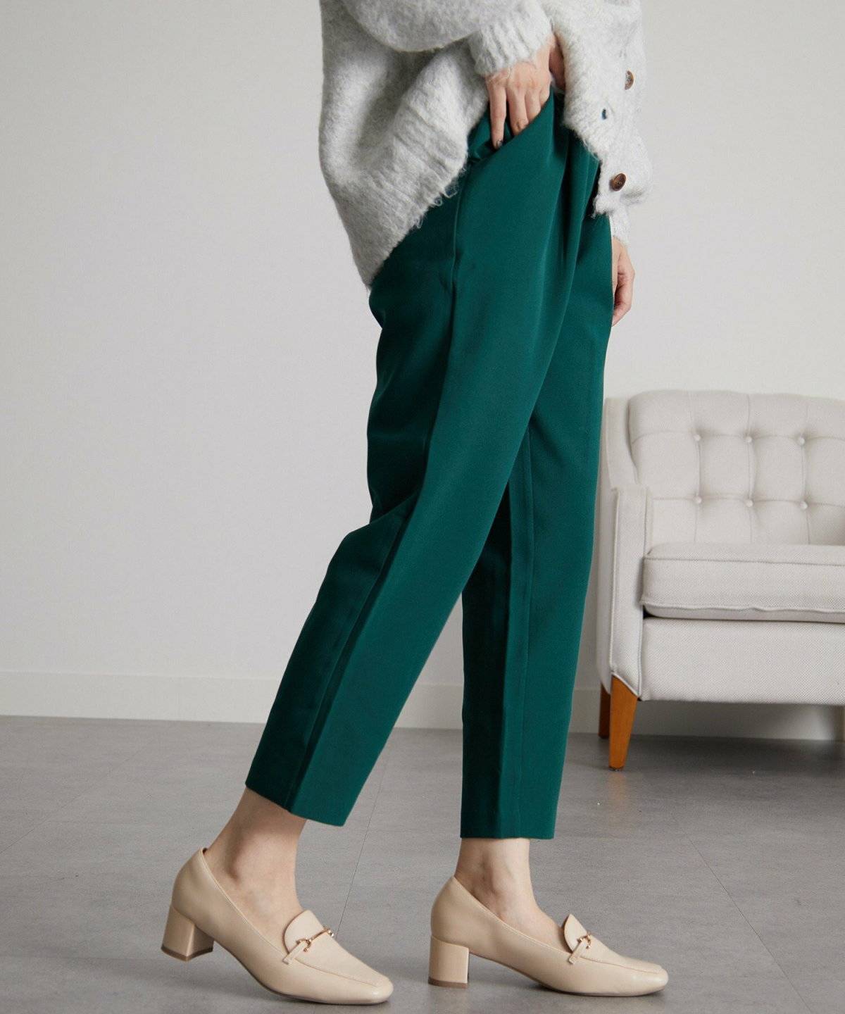 パンツコーデの女性