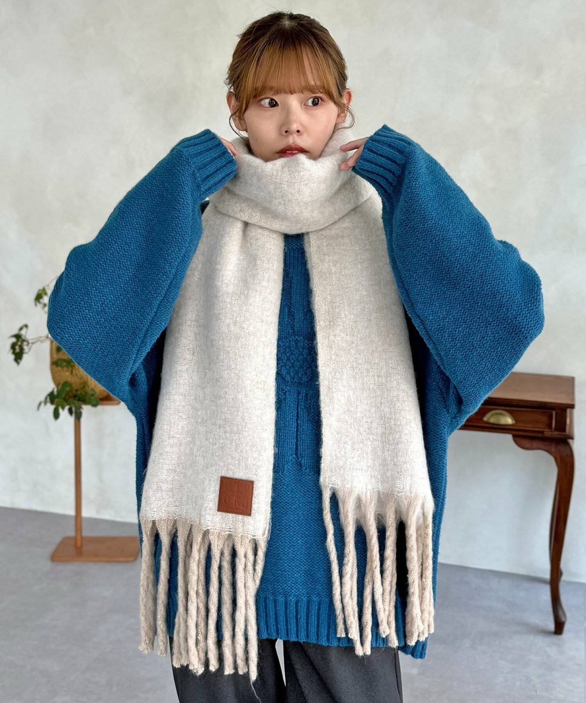 マフラーコーデの女性