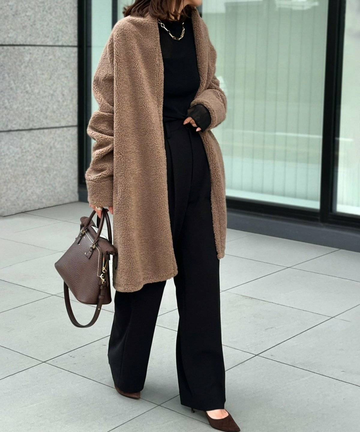 パンツコーデの女性