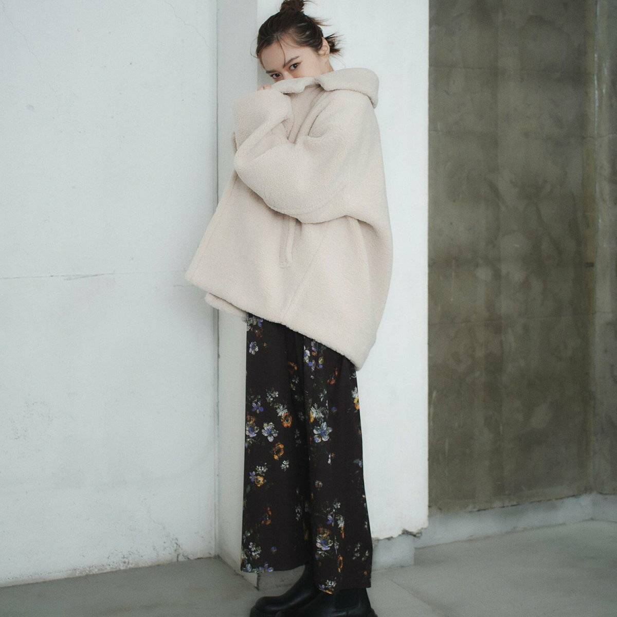 ワンピースコーデの女性