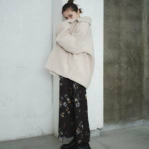  ワンピースコーデの女性 