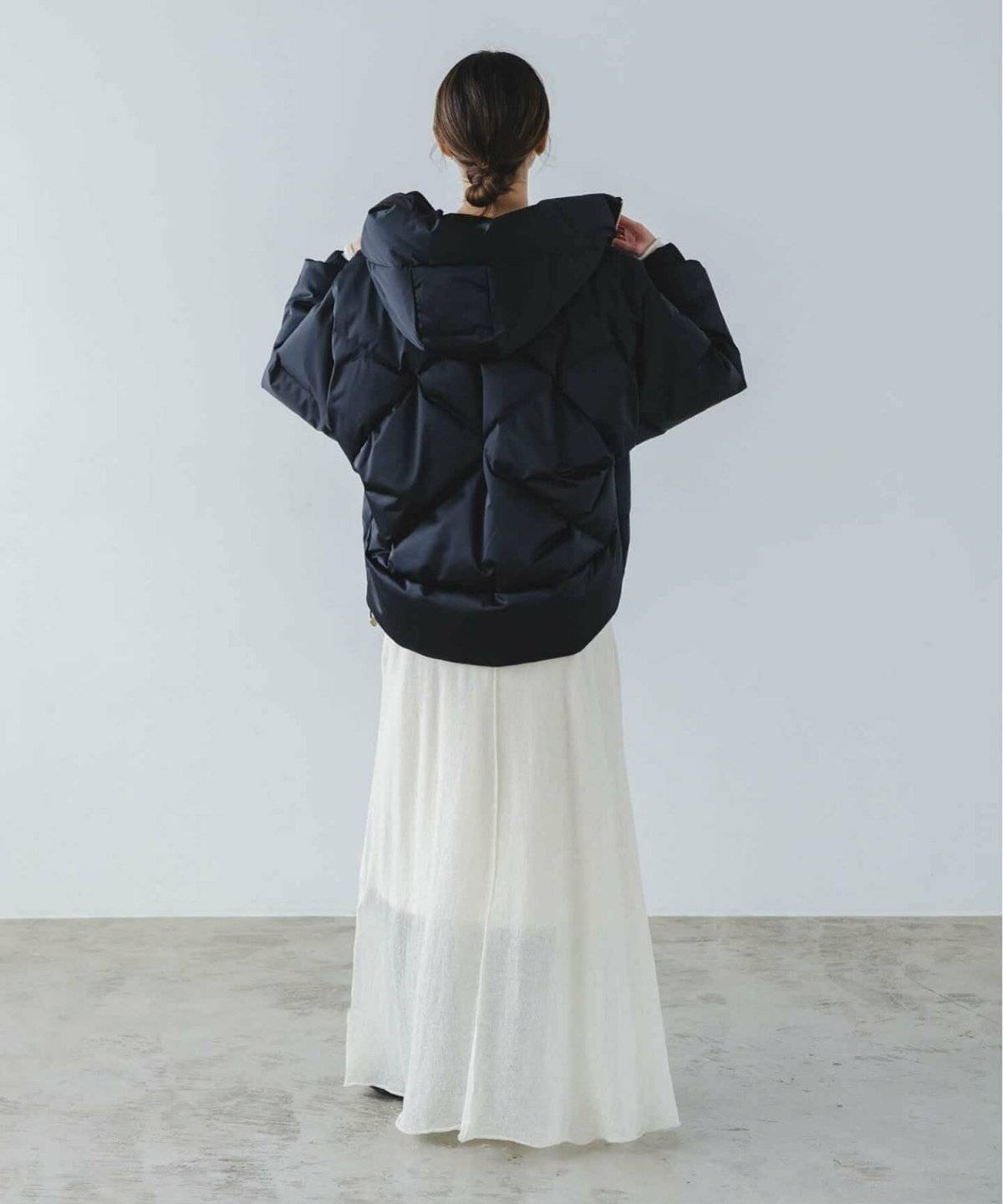 ワンピースに黒ダウンを合わせた女性