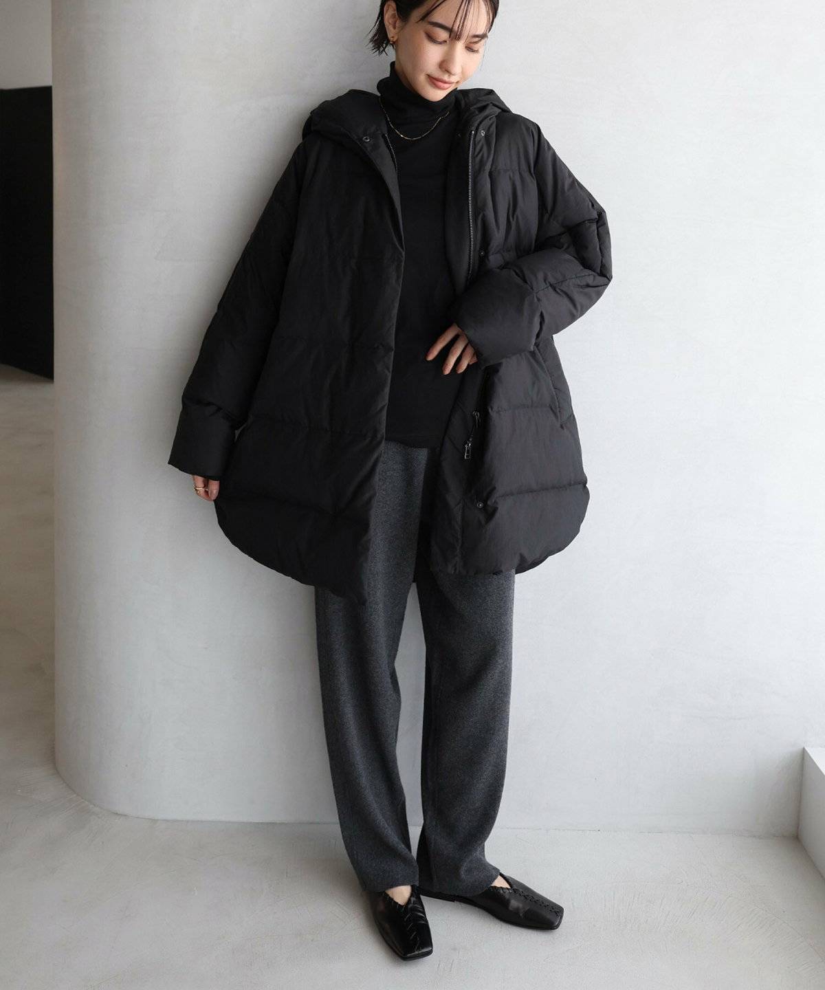 オールブラックコーデの女性