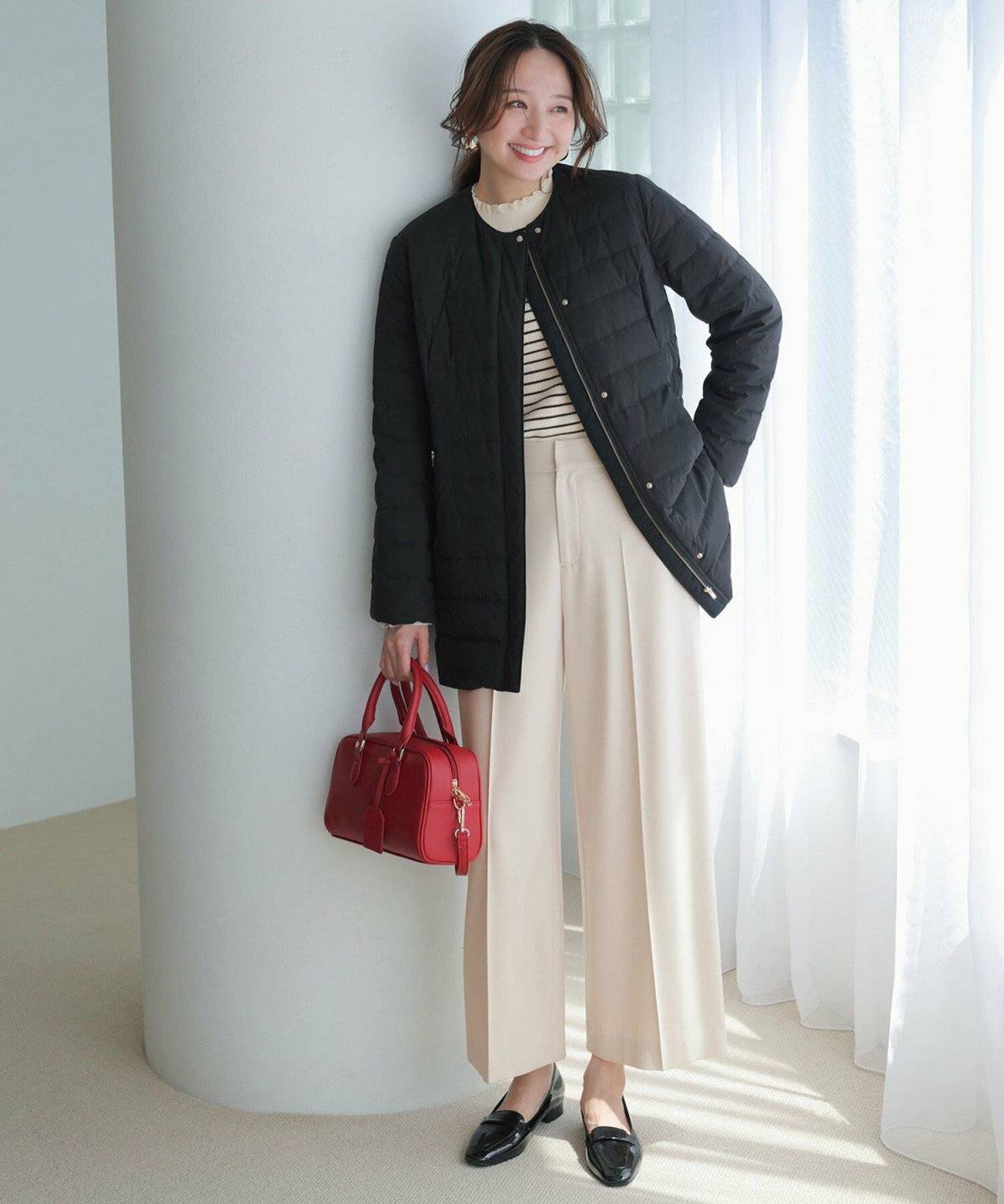 モノトーンコーデの女性