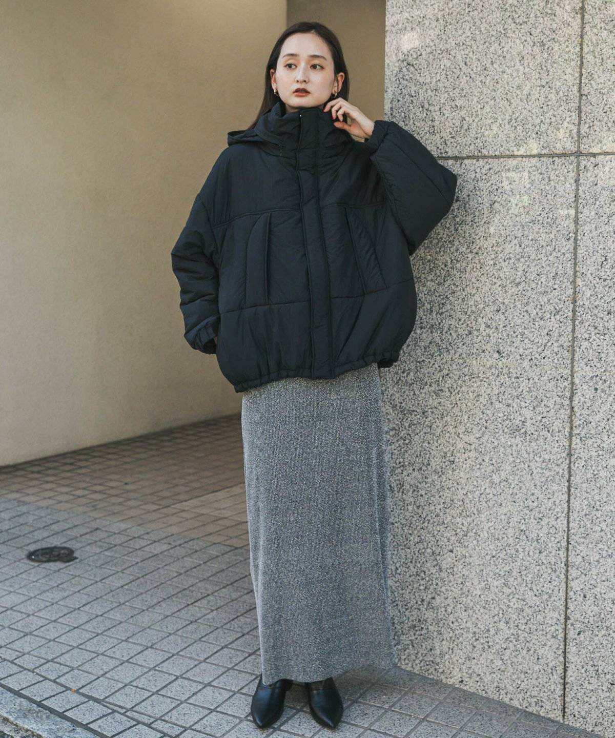 モノトーンコーデの女性