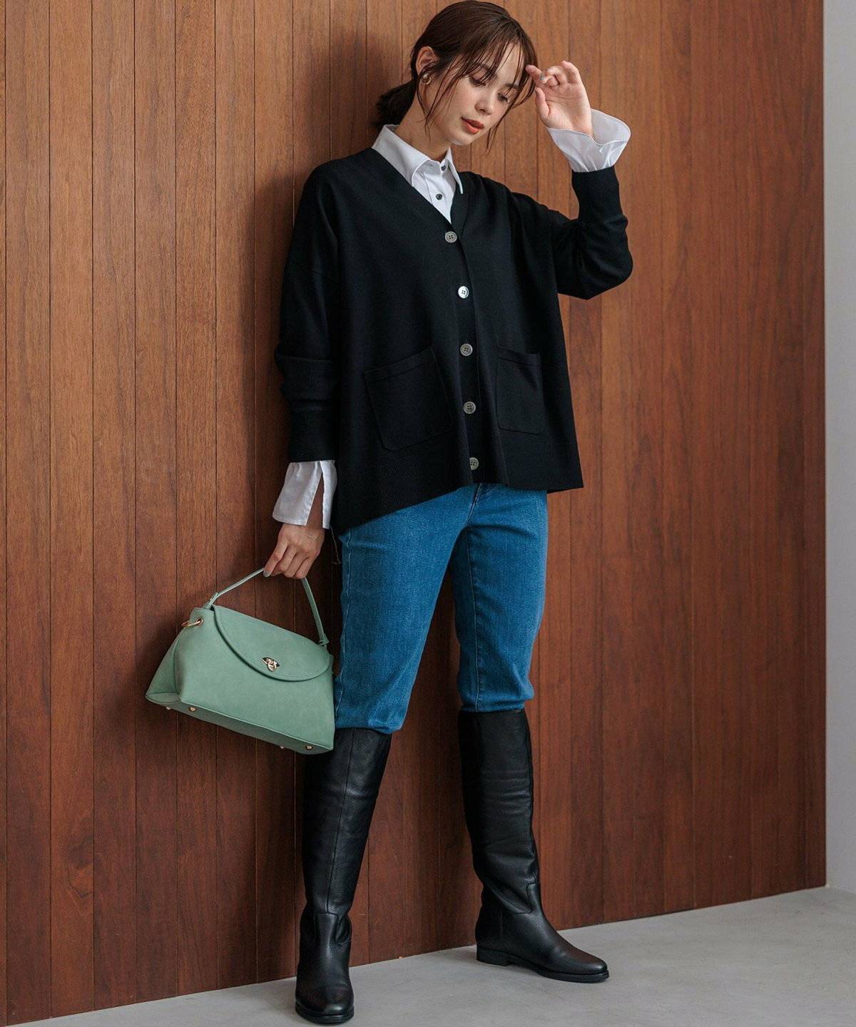 ロングブーツをインした女性