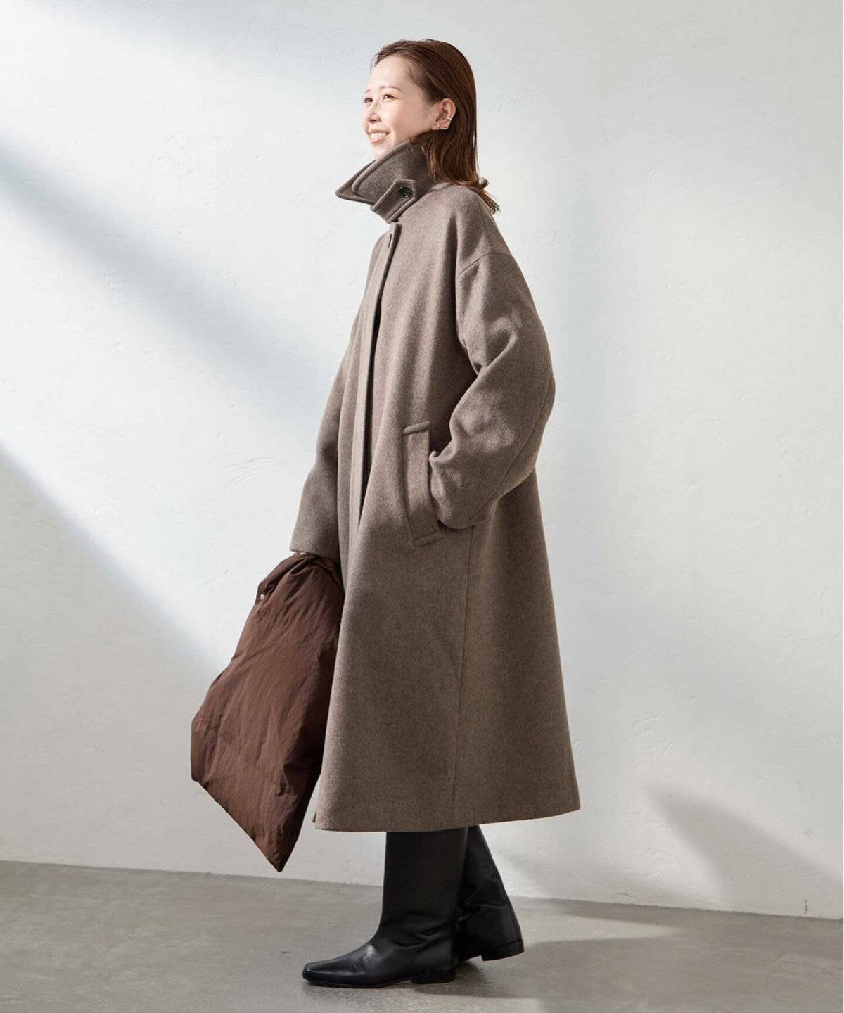 ブラウンのワントーンコーデの女性