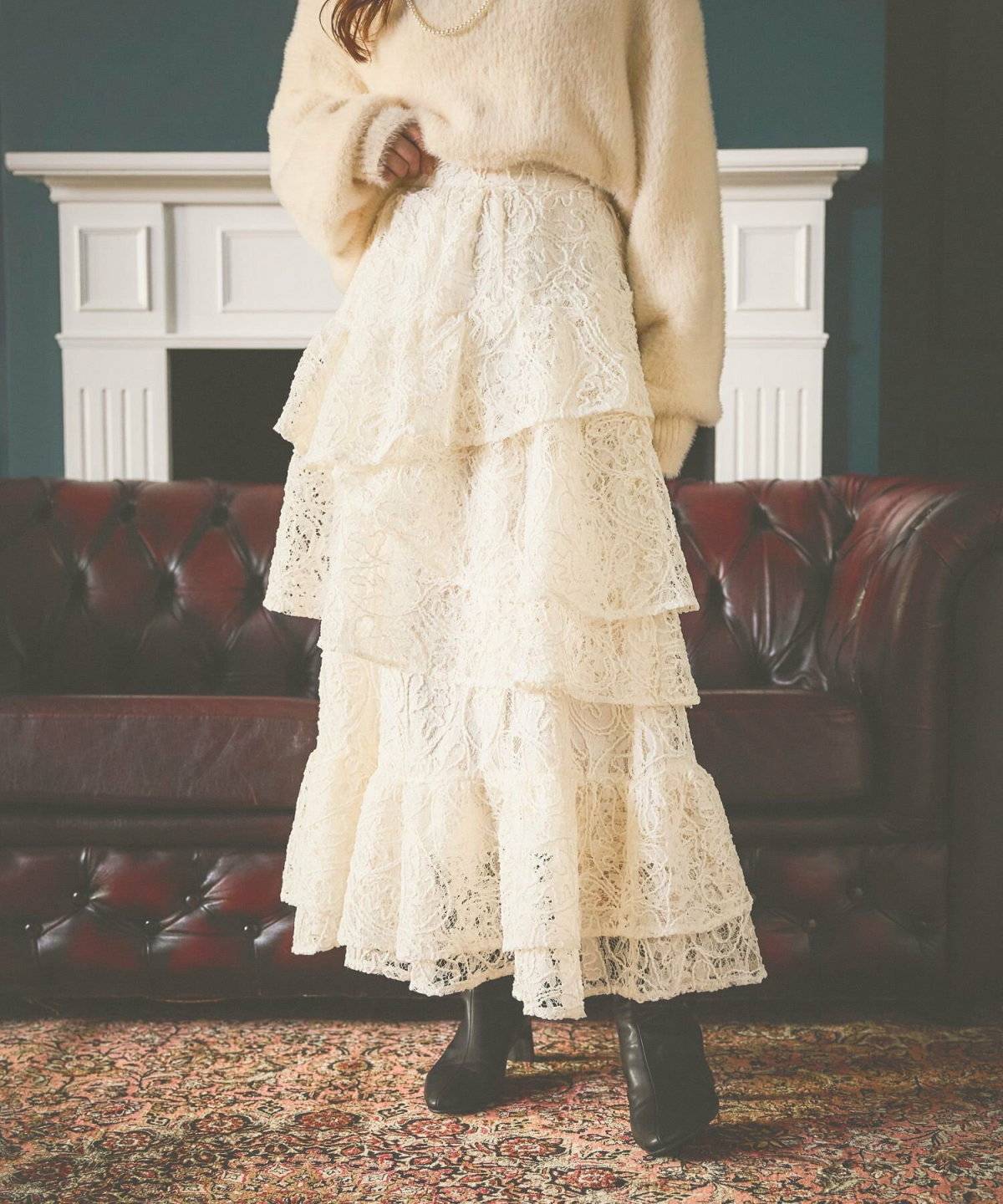 オールホワイトコーデの女性