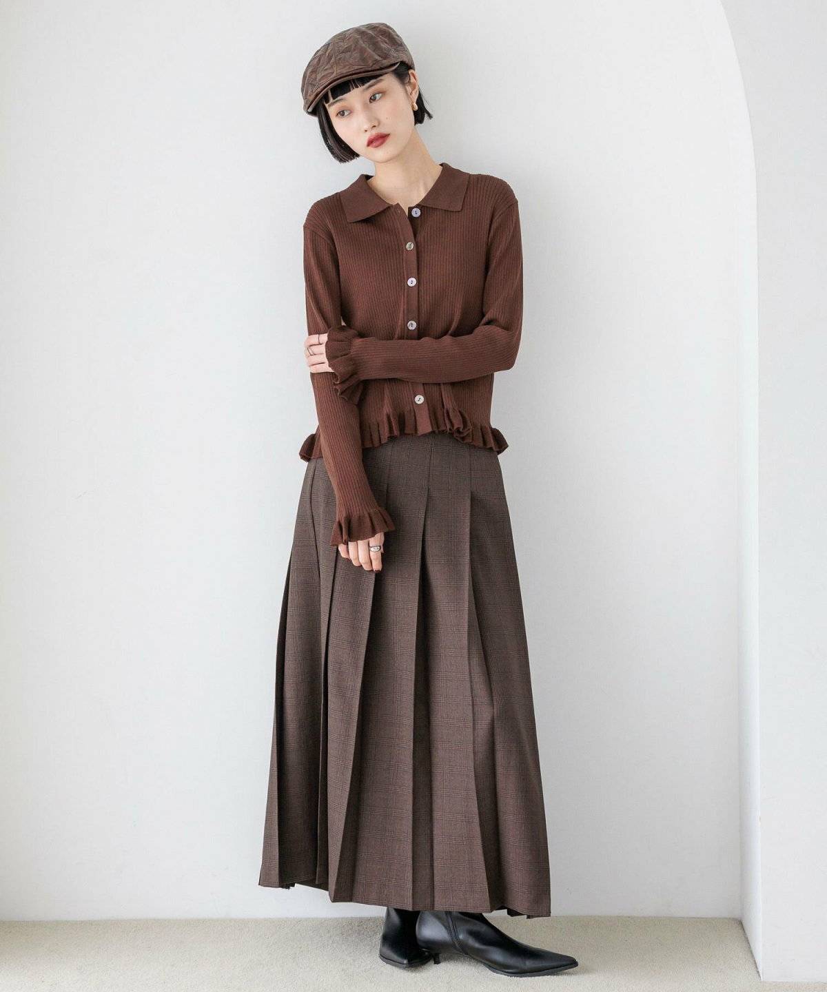 ブラウンのワントーンコーデの女性