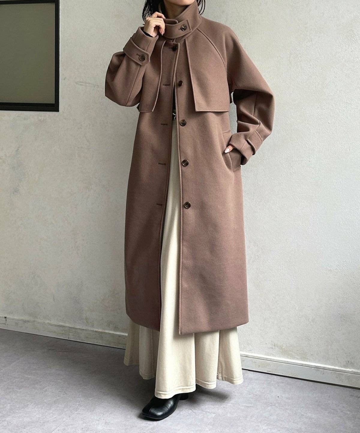 ブラウンのワントーンコーデの女性