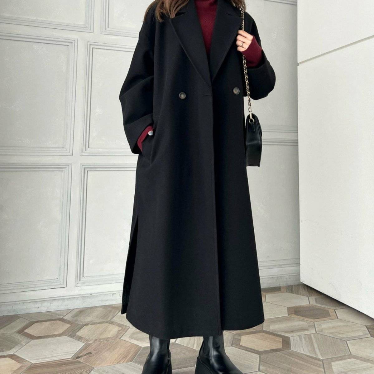 黒のコートを着た女性