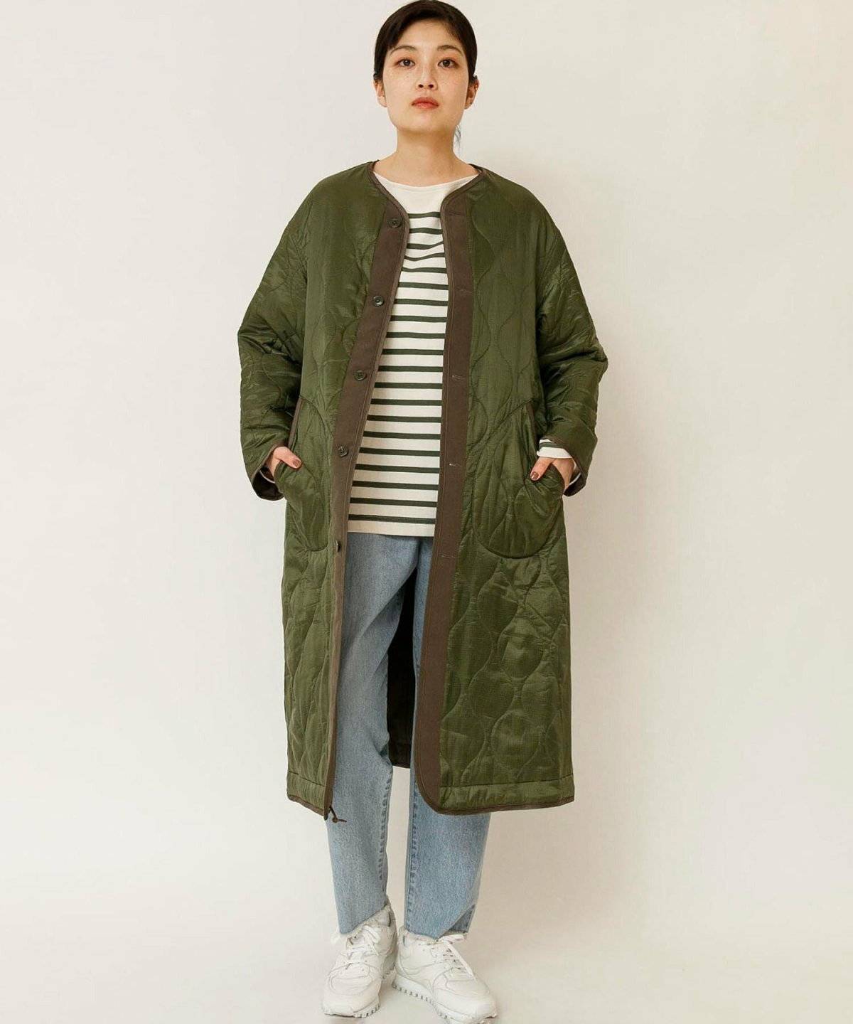 ロングコートを羽織った女性