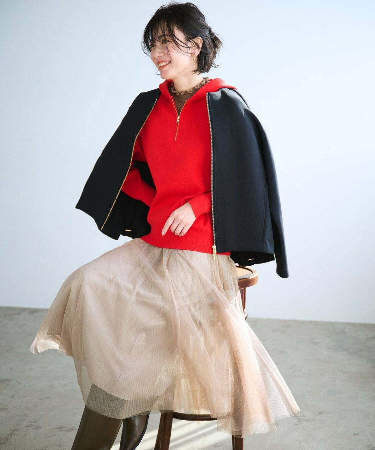 黒コートを羽織った女性