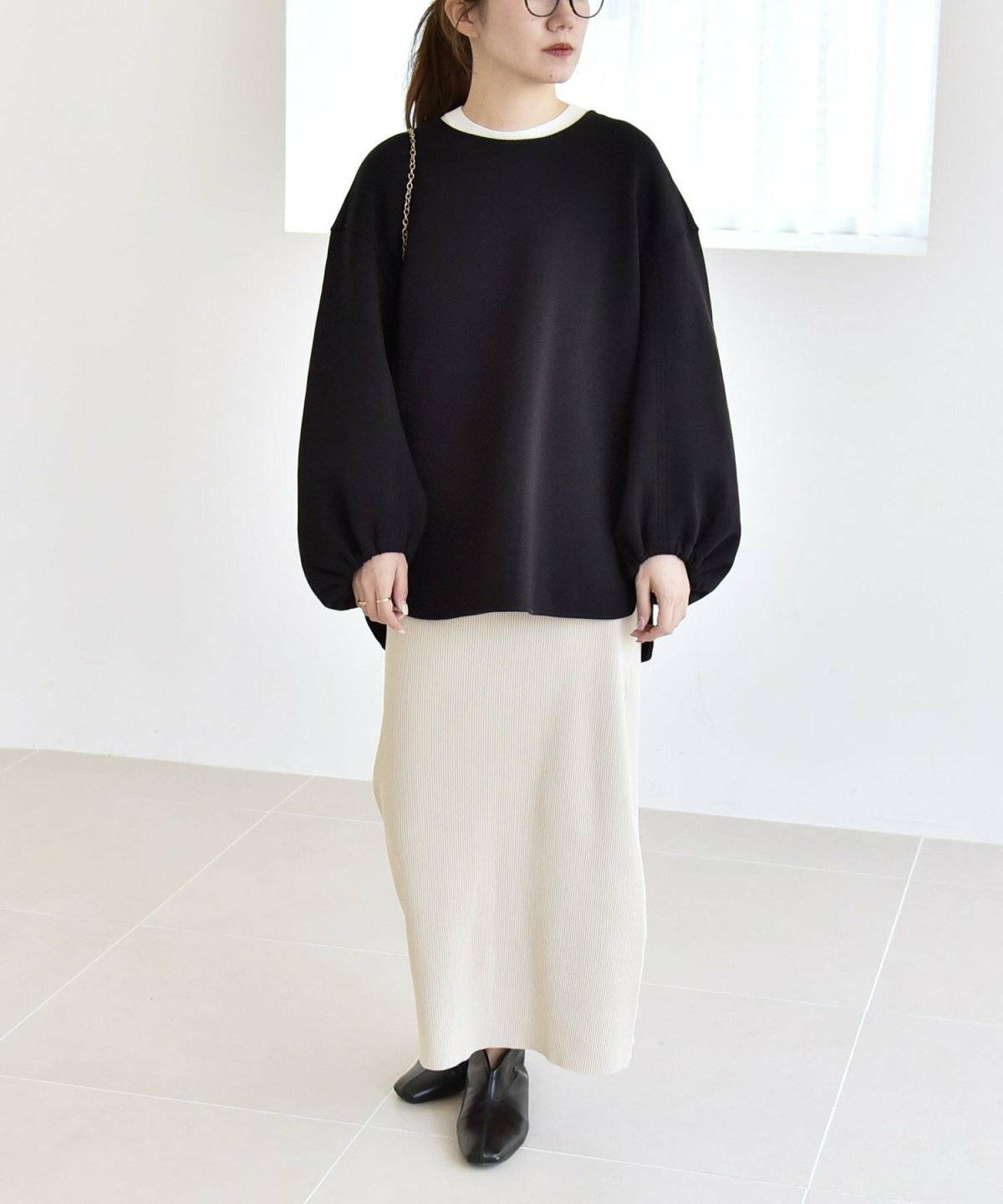 モノトーンコーデの女性