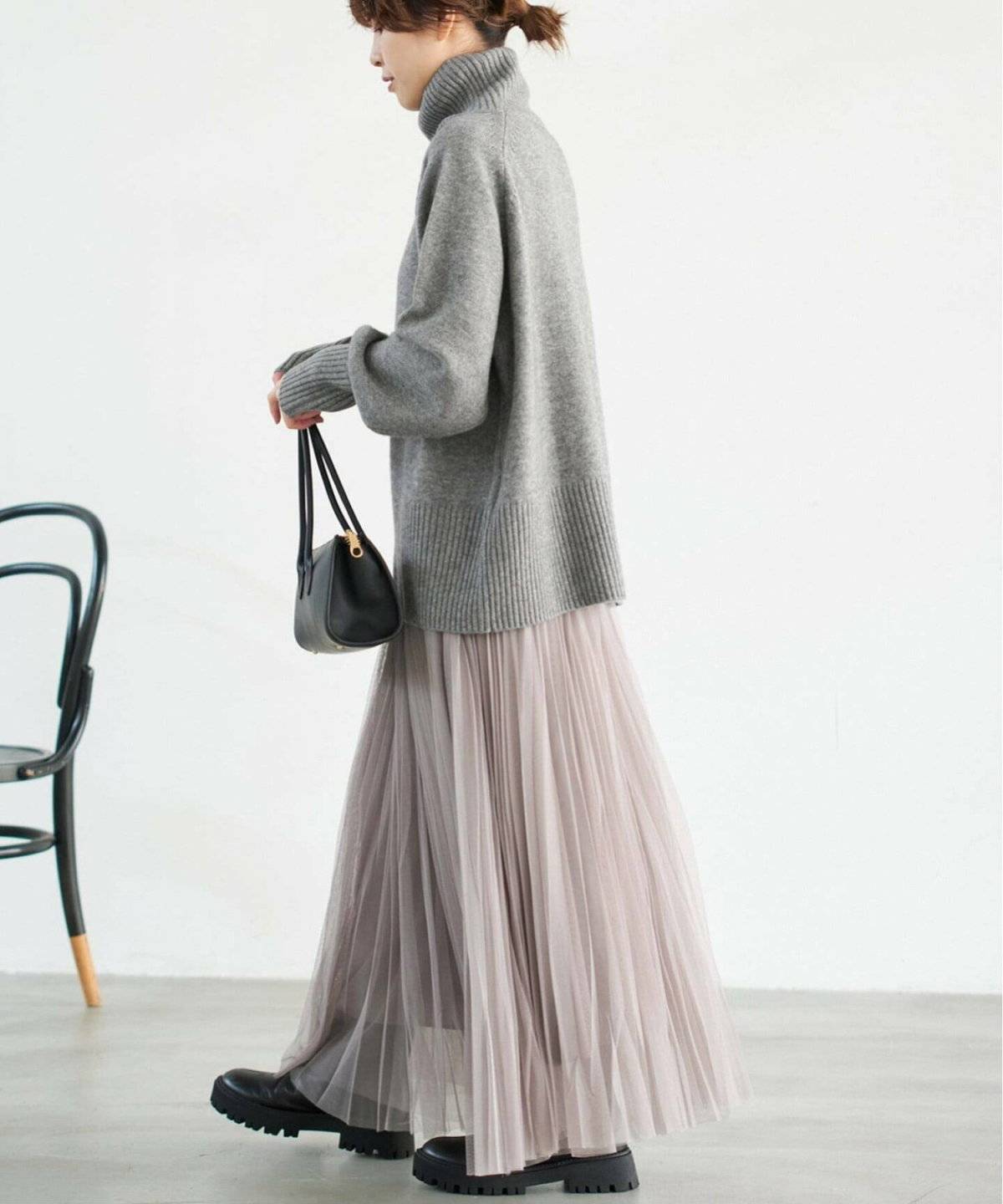 ニットを着た女性