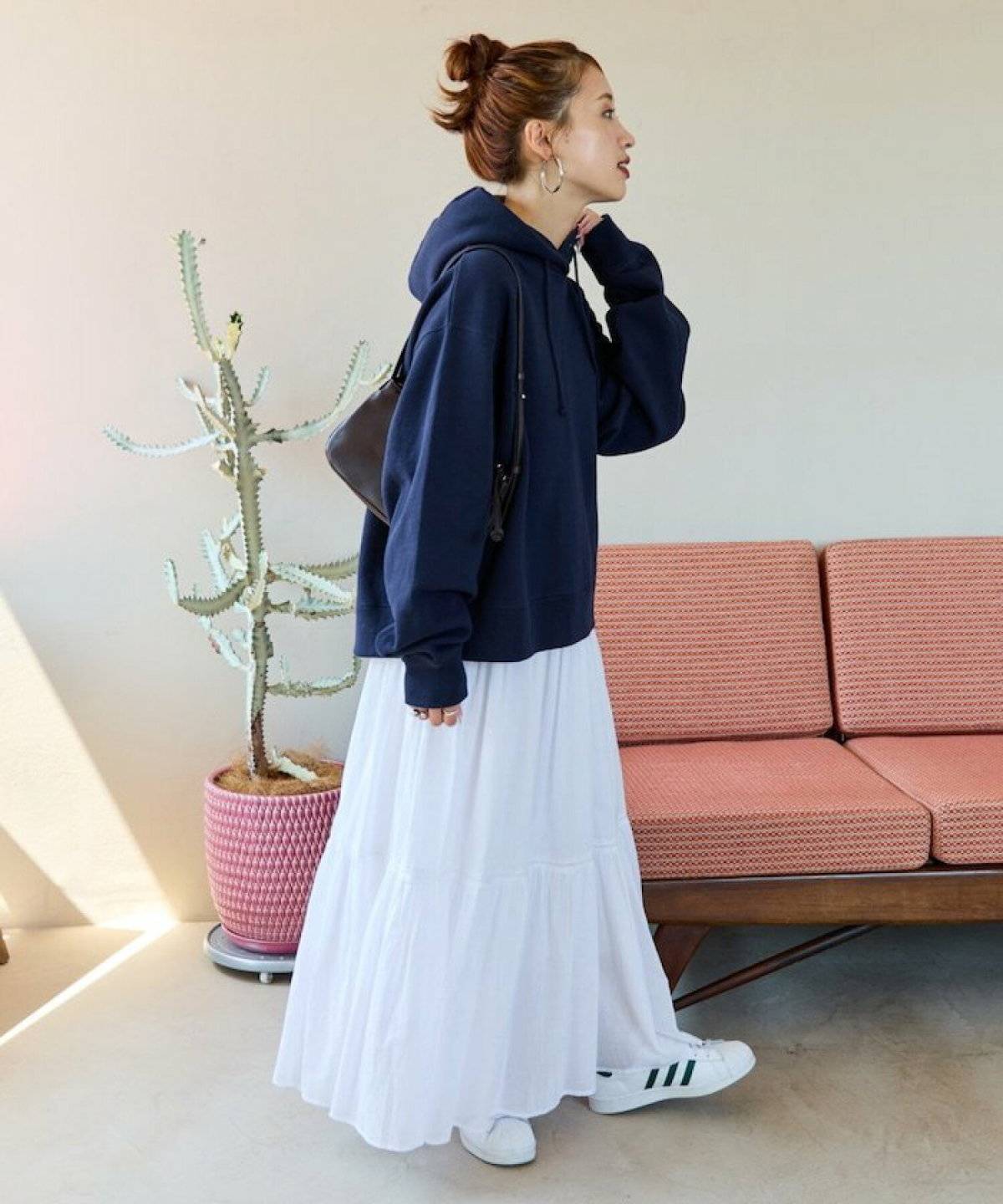 スカートを穿いた女性