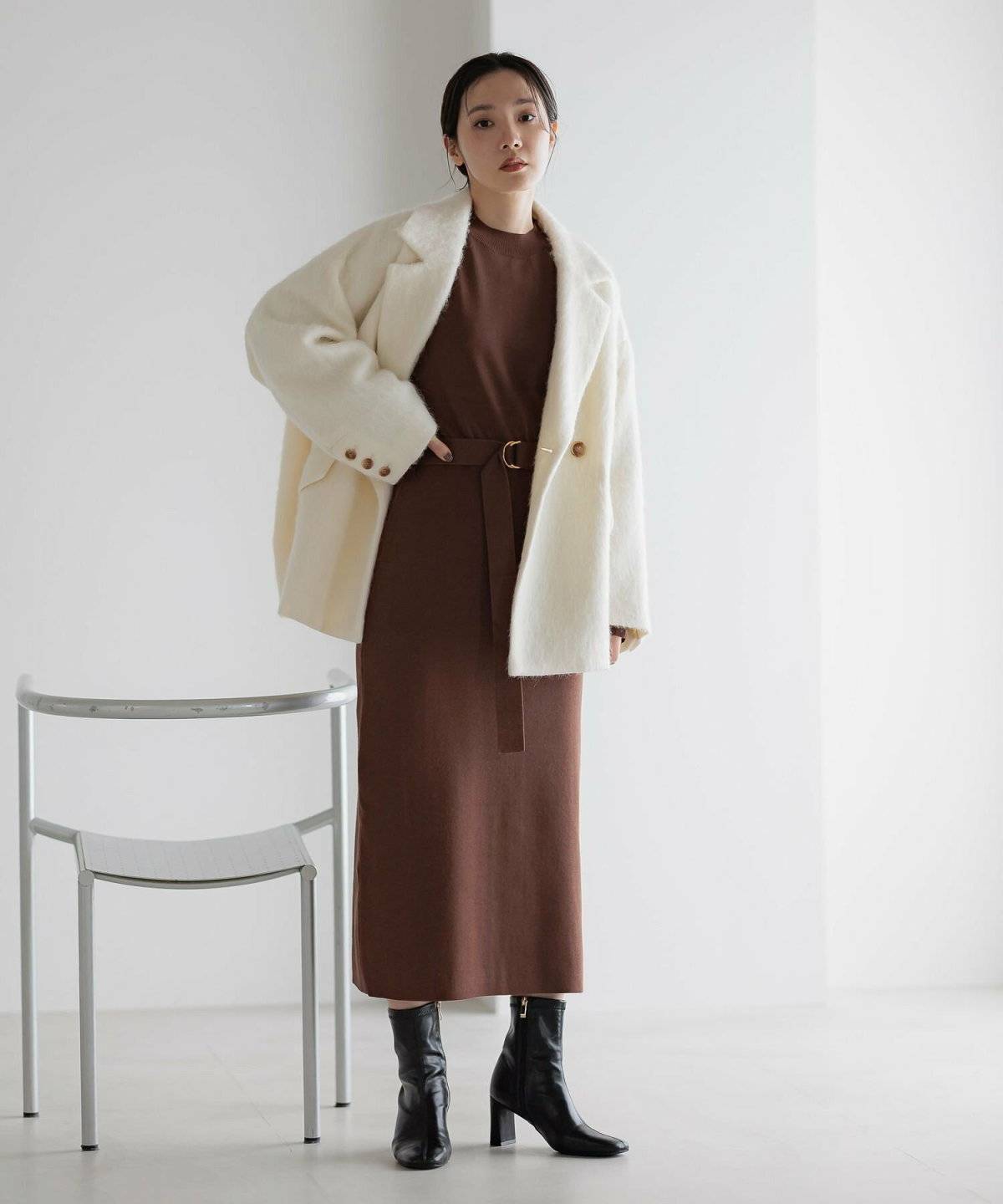 ニットワンピ―スを着た女性