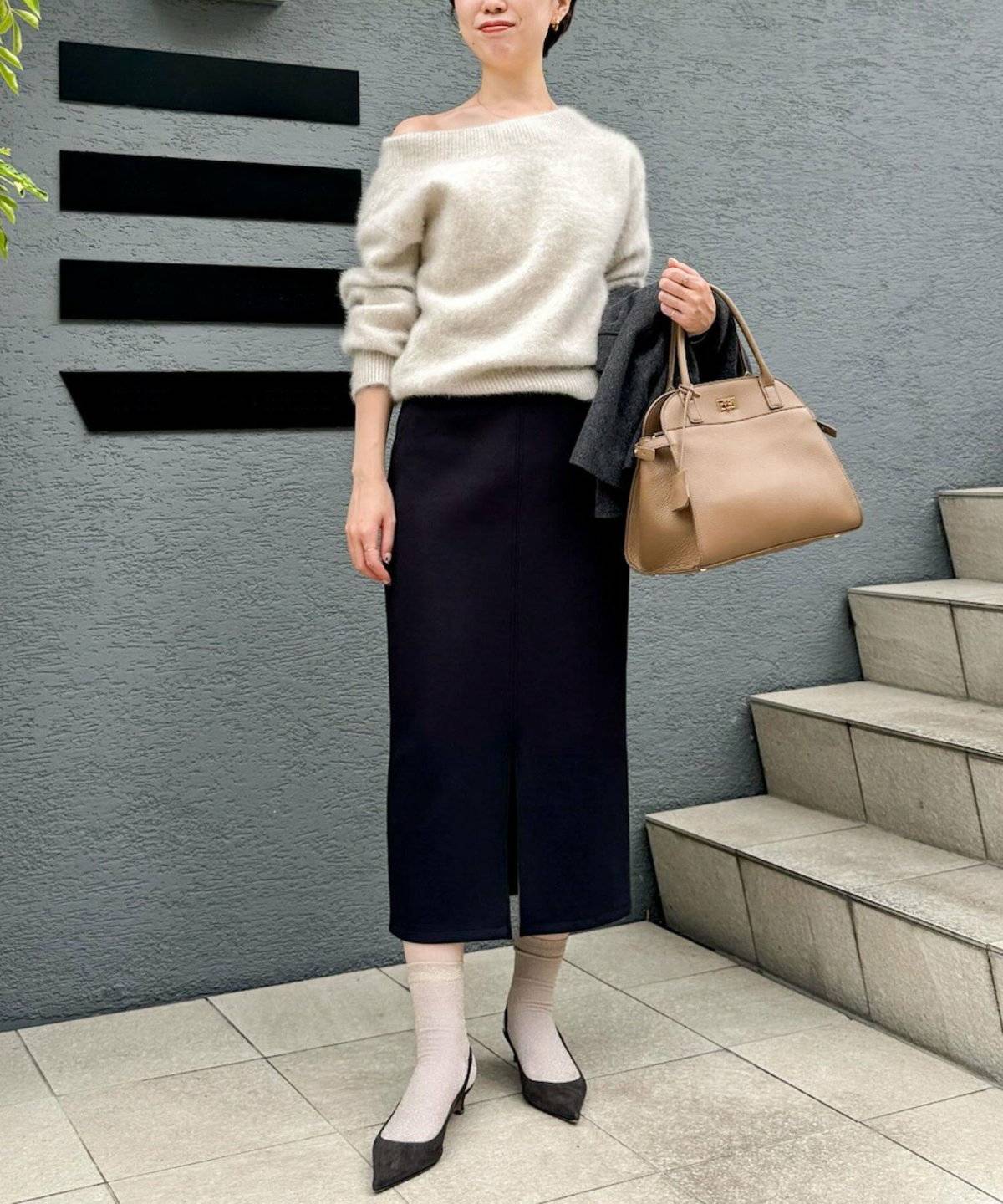 タイトスカートを履いた女性