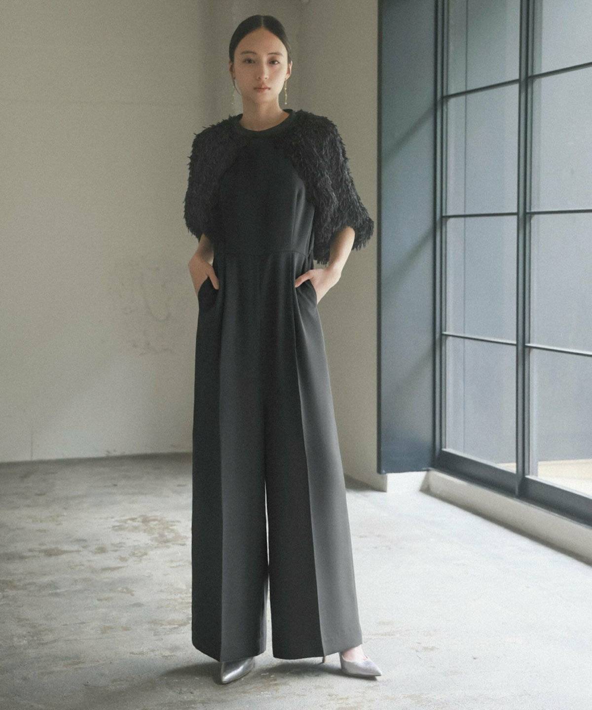 オールインワンを着た女性