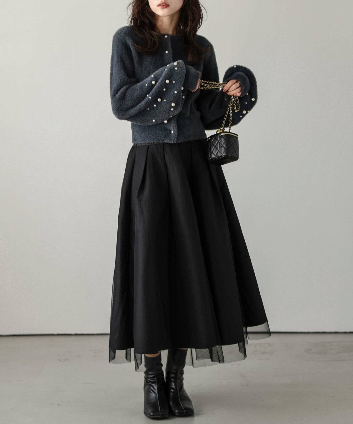 カーディガンを着た女性