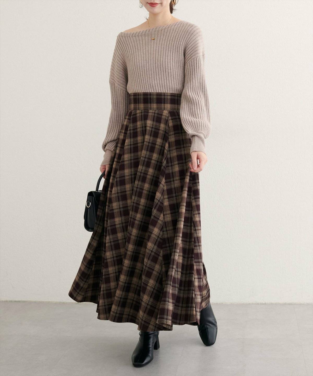 スカートコーデの女性