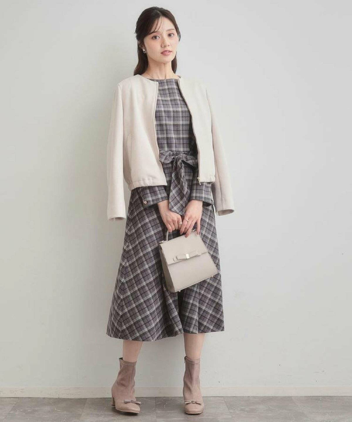 ワンピースコーデの女性