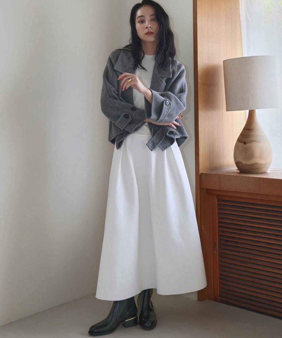 ショートコートコーデの女性