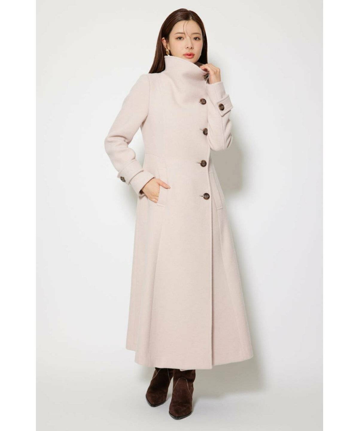 Aラインコートコーデの女性