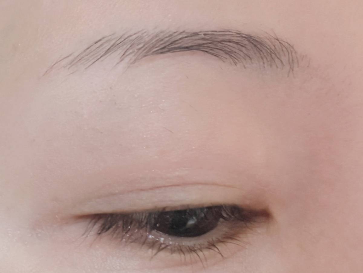 iisam イイサム 2ウェイスタイルアップブロウ ハニーベージュ マツキヨ 眉ペンシル 眉マスカラ 塗布前 すっぴん眉 筆者目元