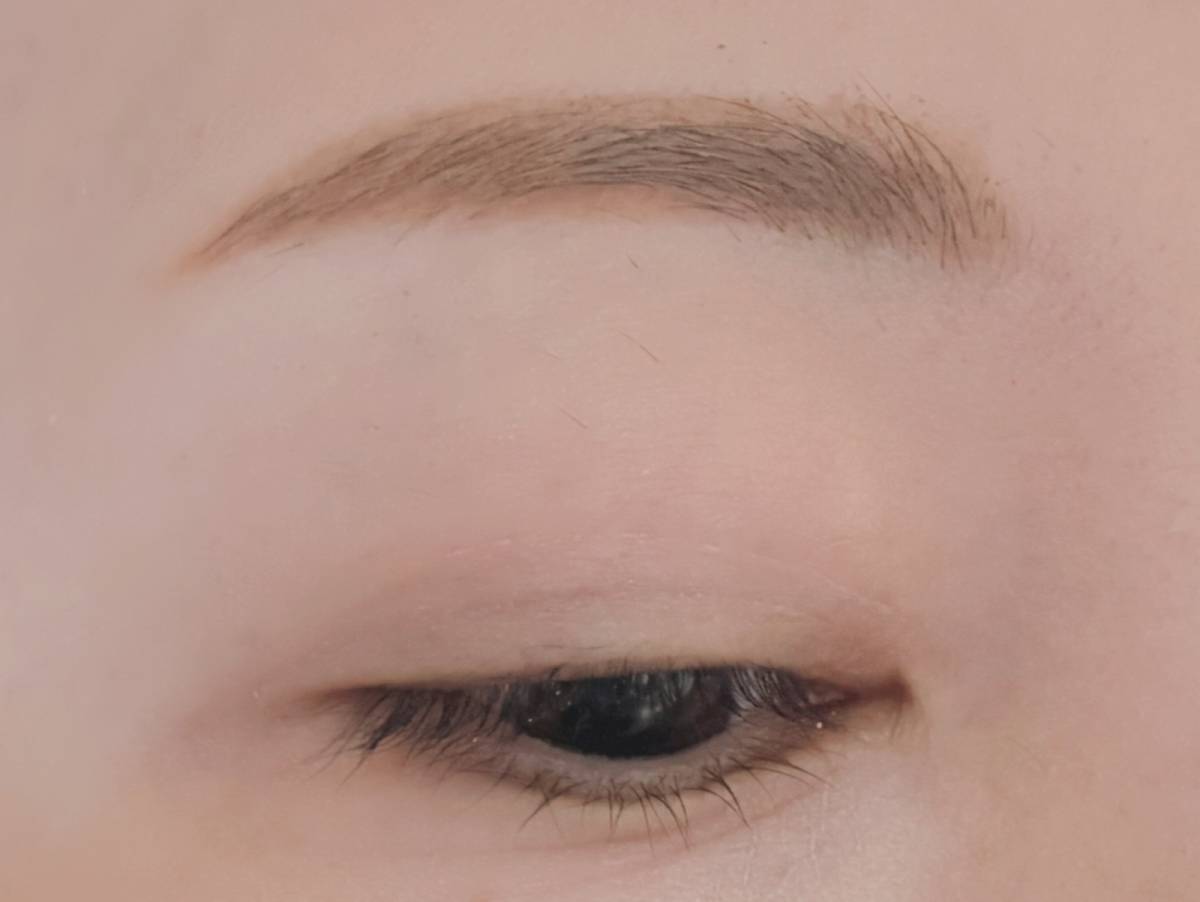 iisam イイサム 2ウェイスタイルアップブロウ ハニーベージュ マツキヨ 眉ペンシル 眉マスカラ 塗布後 眉完成 筆者目元