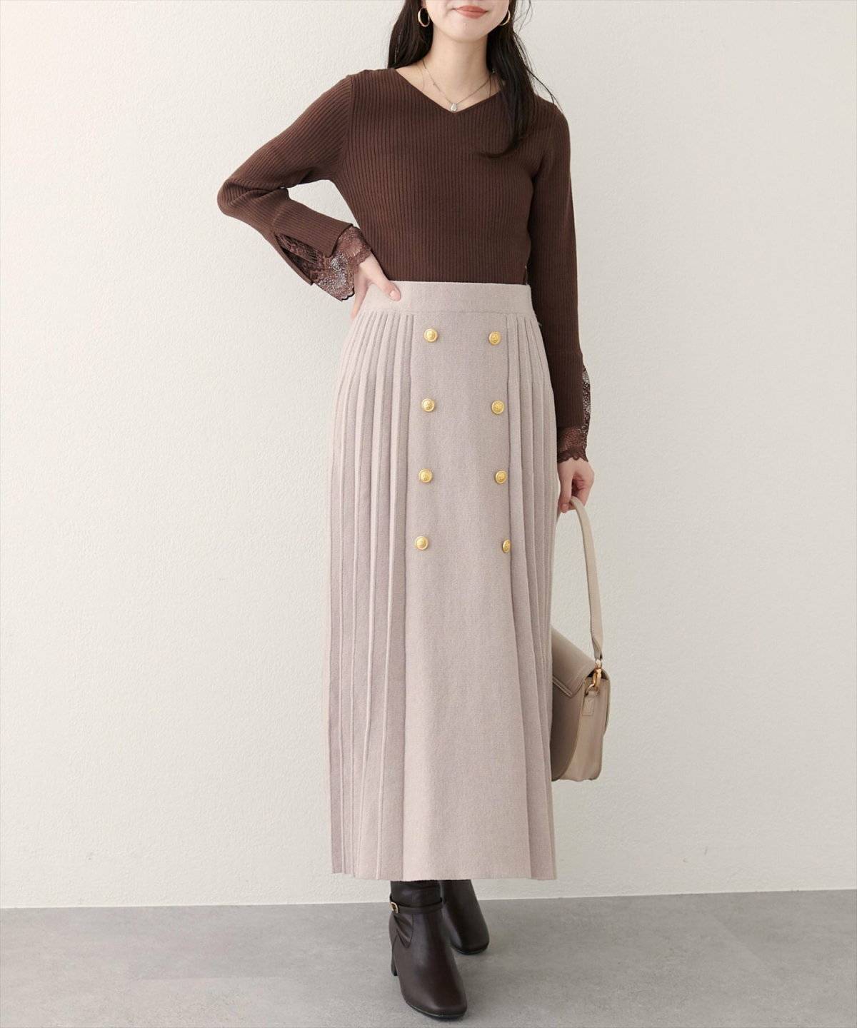 ブラウンニットにスカートを合わせた女性