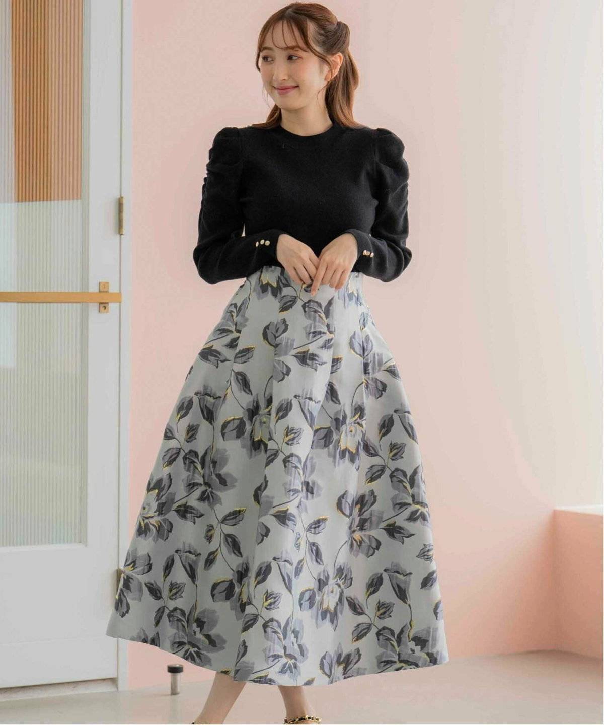 ニットにジャガードスカートを合わせた女性