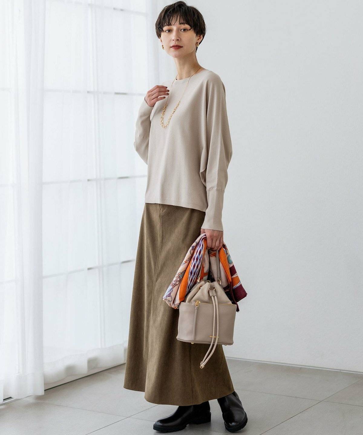 ブラウンコーデにスカーフを合わせた女性