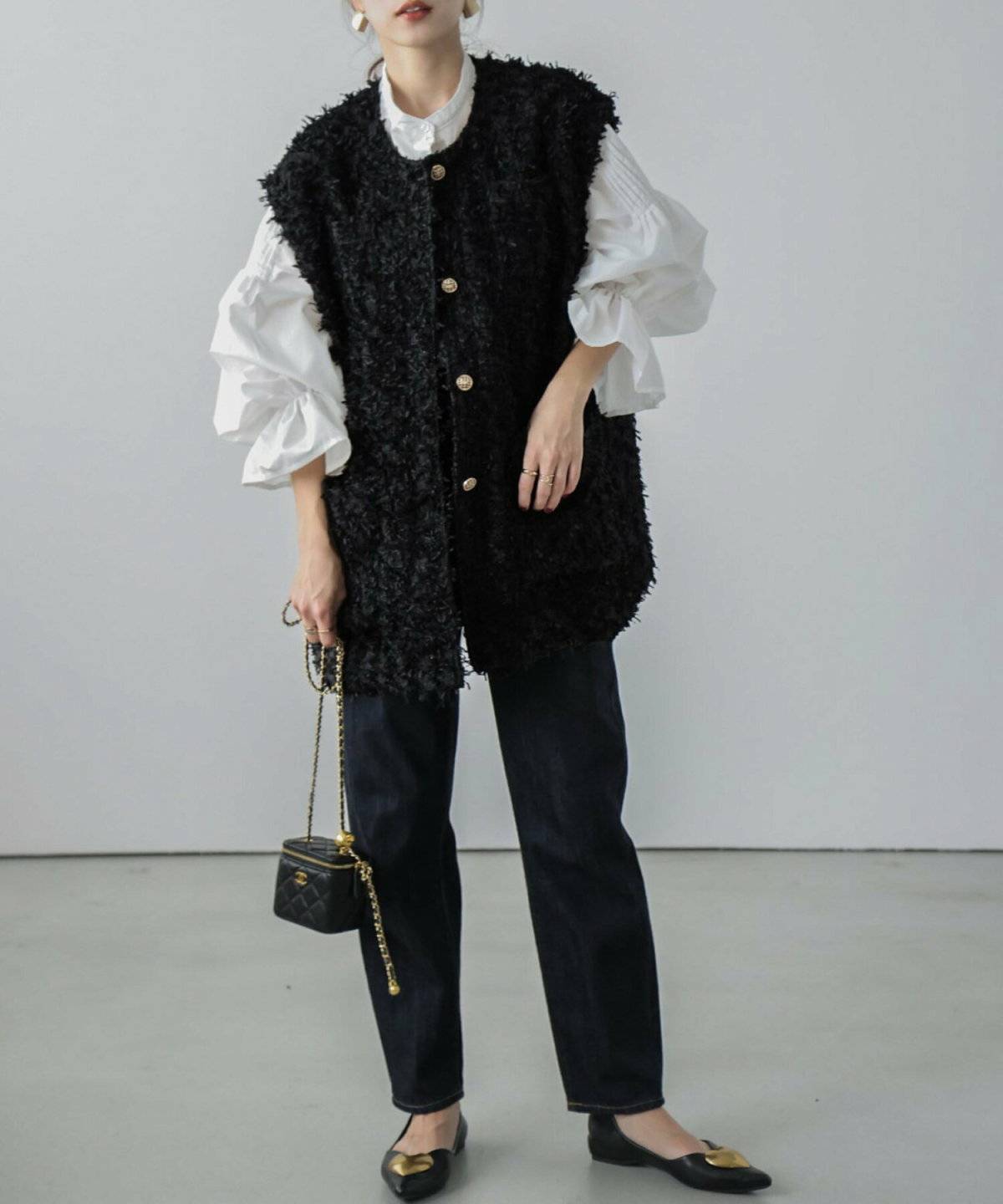 モノトーンコーデの女性