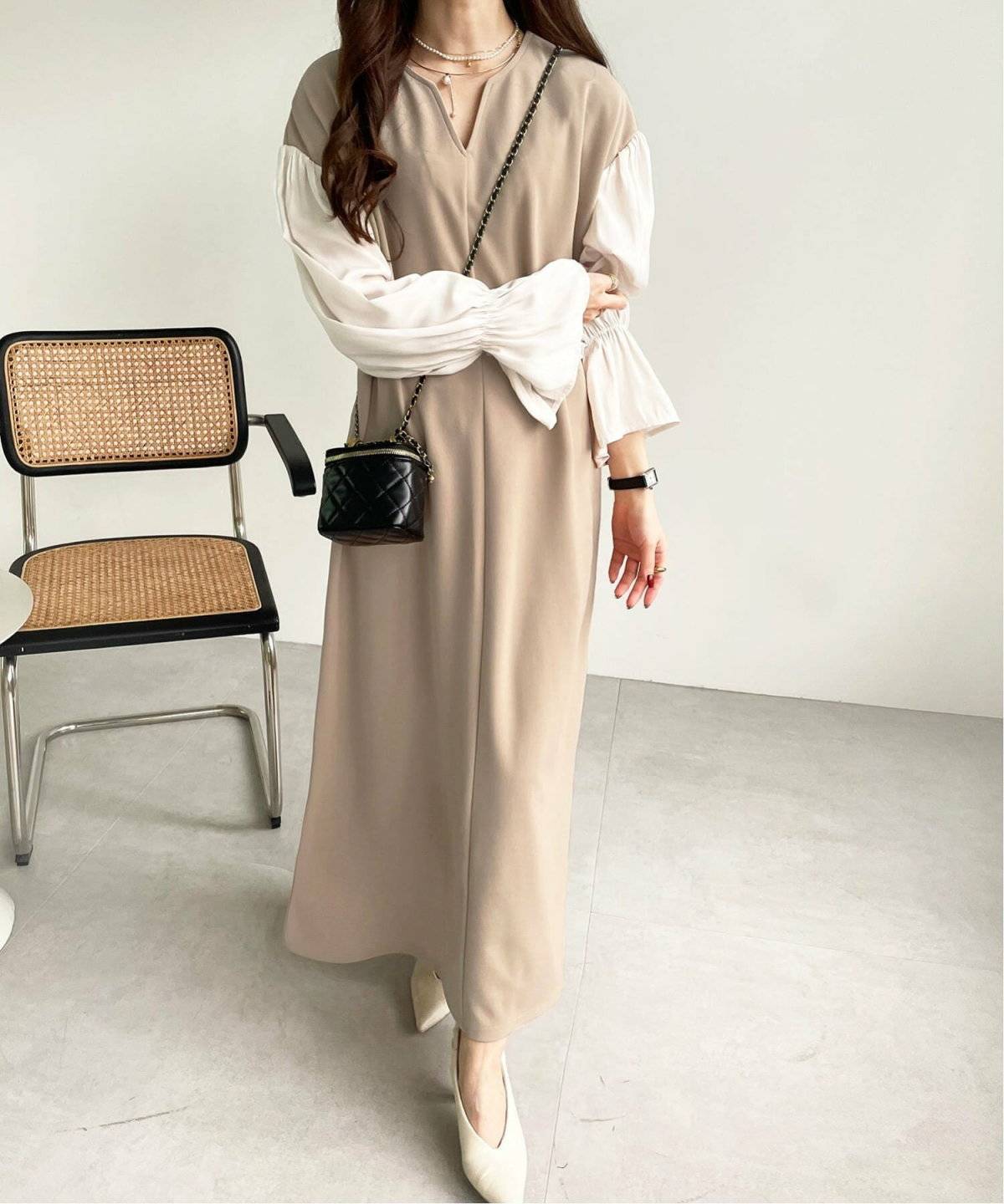 ベージュのワントーンコーデの女性