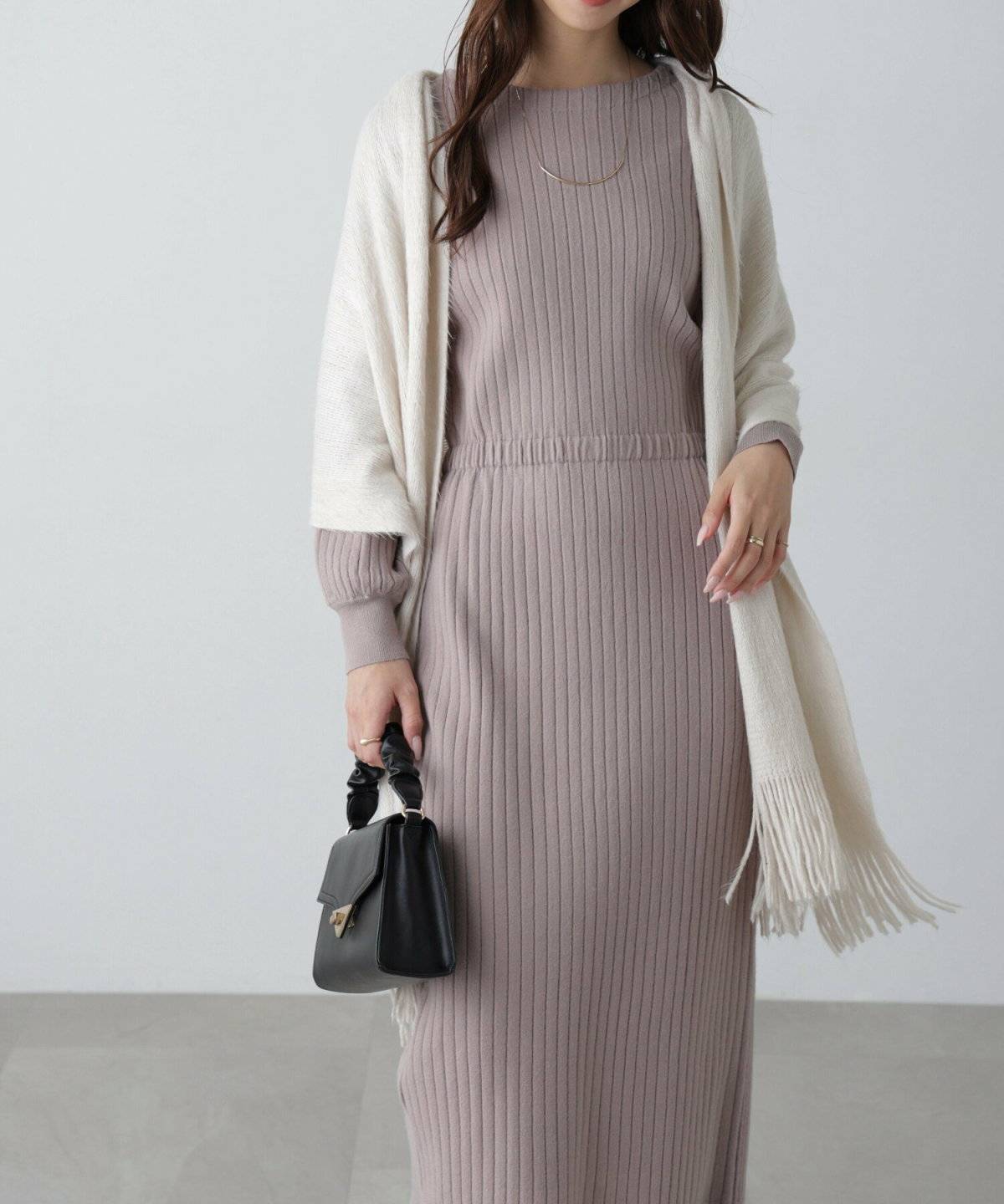 ベージュのワンピースコーデ