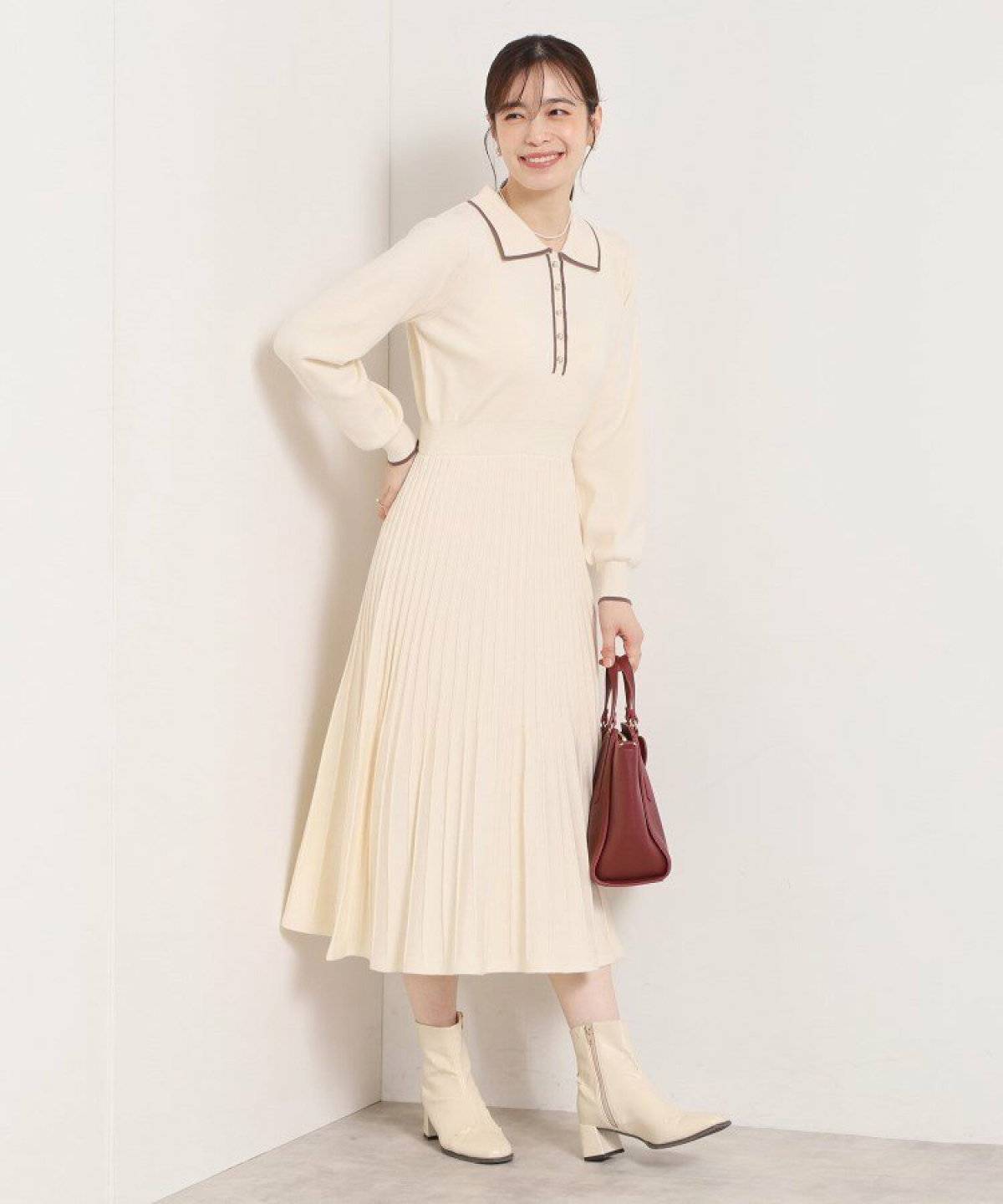 白ワンピースコーデの女性