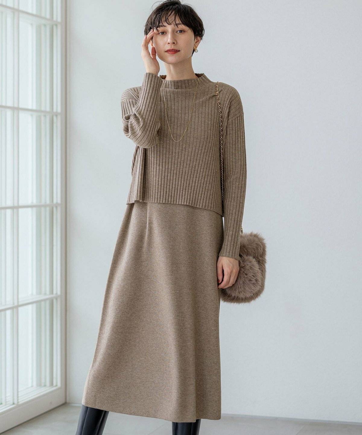 ブラウンのレイヤードワンピースを着た女性