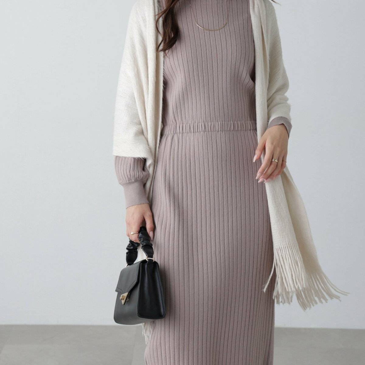 ベージュのニットワンピースコーデ