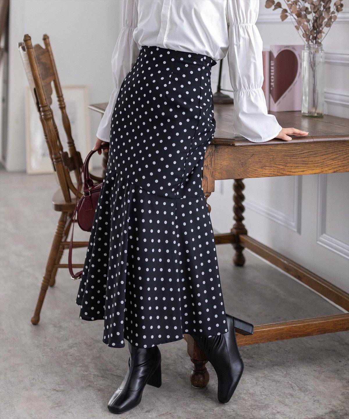 ドット柄のタイトスカートコーデ