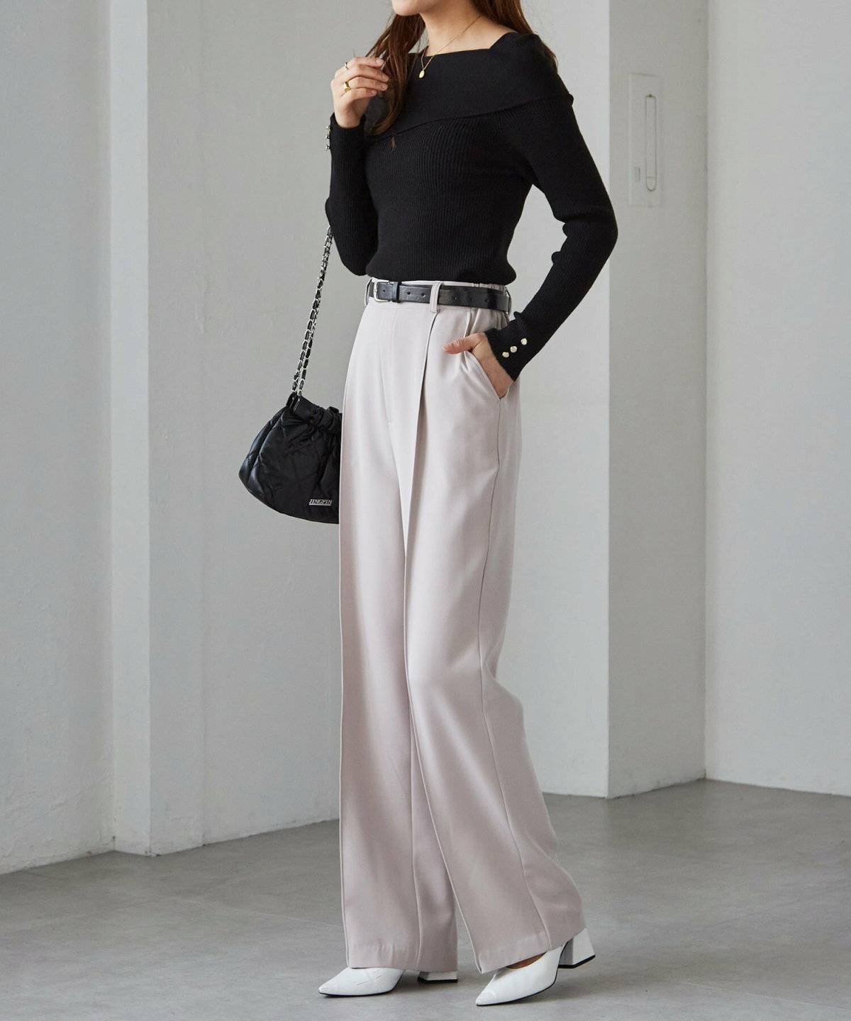 ホワイトパンツコーデ